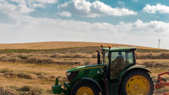 Olej John Deere – kluczowy element dbałości o maszyny rolnicze